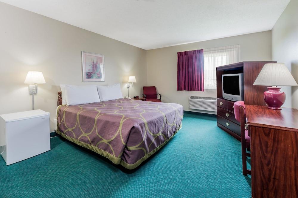 Super 8 by Wyndham Jerseyville photo 12