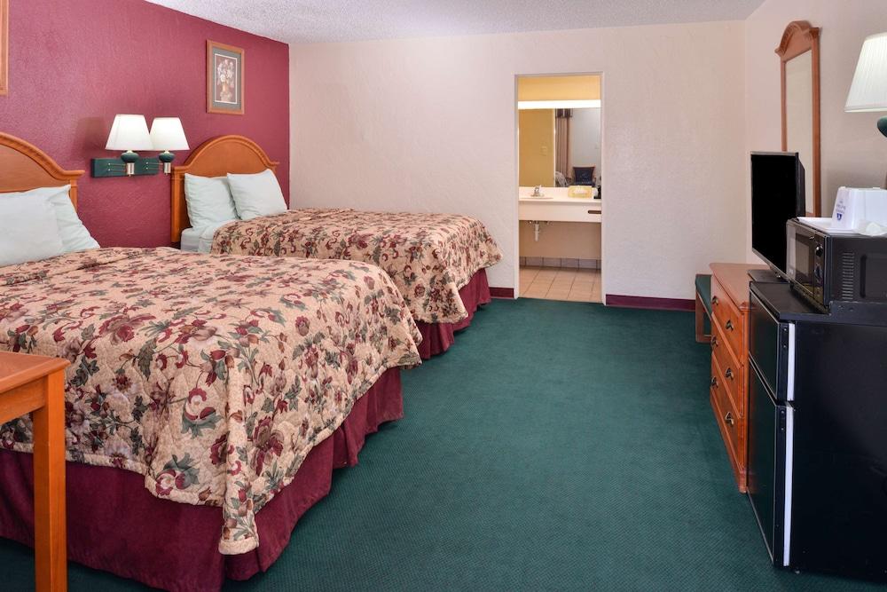 Americas Best Value Inn Lubbock E photo 35
