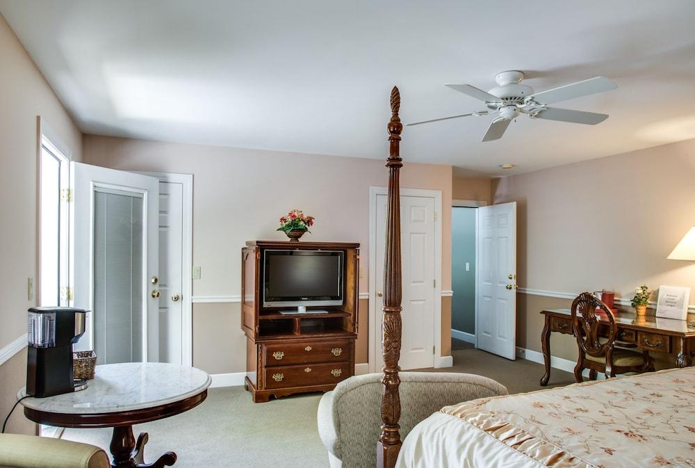 Boxwood Lodge photo 12