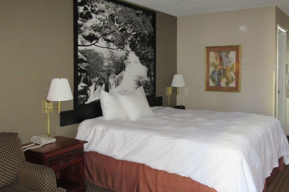Super 8 by Wyndham Manchester TN photo 3