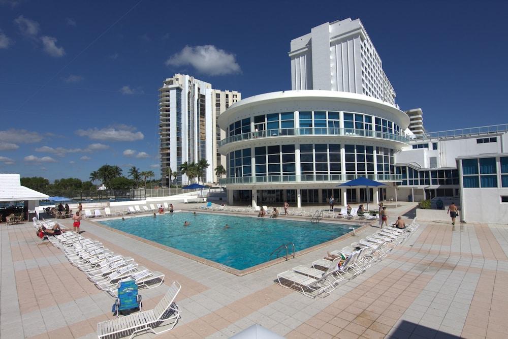 Castle Beach Suites by MiaRentals photo 2