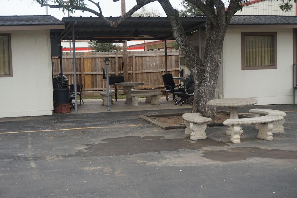 Pearsall Executive Inn photo 3