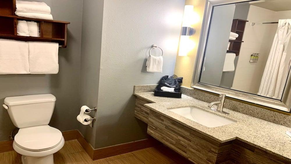 Holiday Inn Express & Suites Perry-National Fairground Area #34 by IHG photo 32
