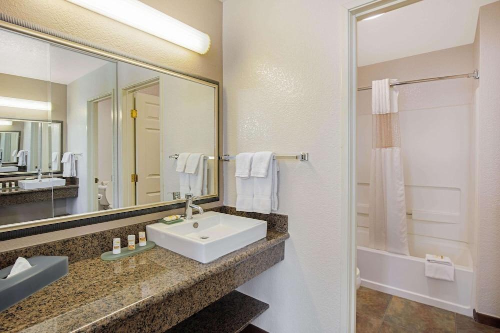 La Quinta Inn & Suites by Wyndham Las Vegas Red Rock photo 19