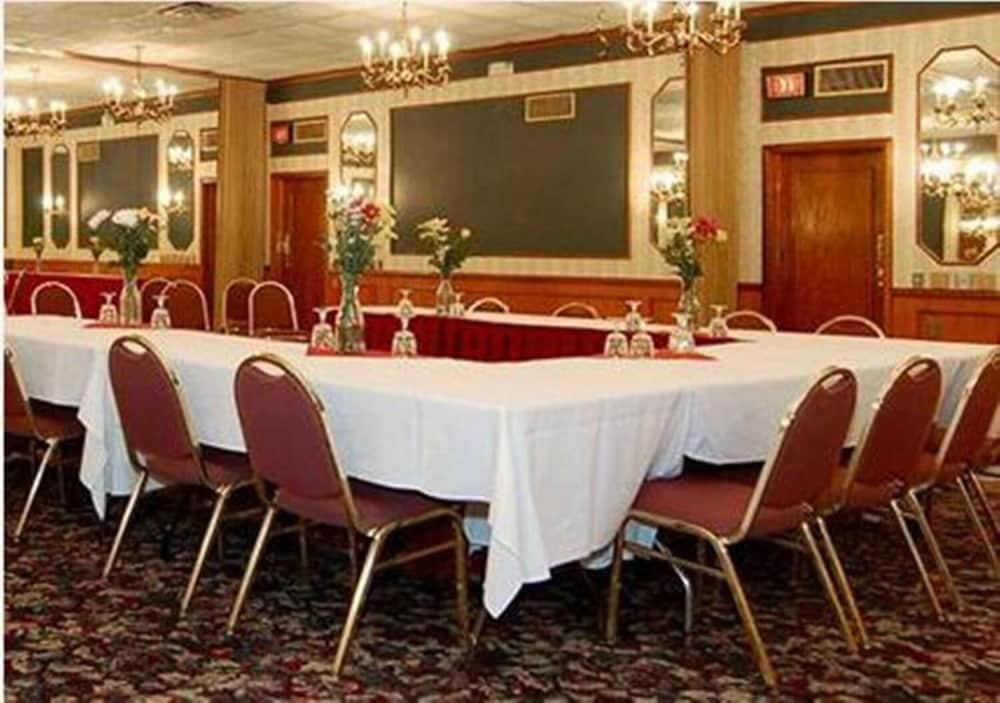 Red Carpet Inn & Suites photo 18