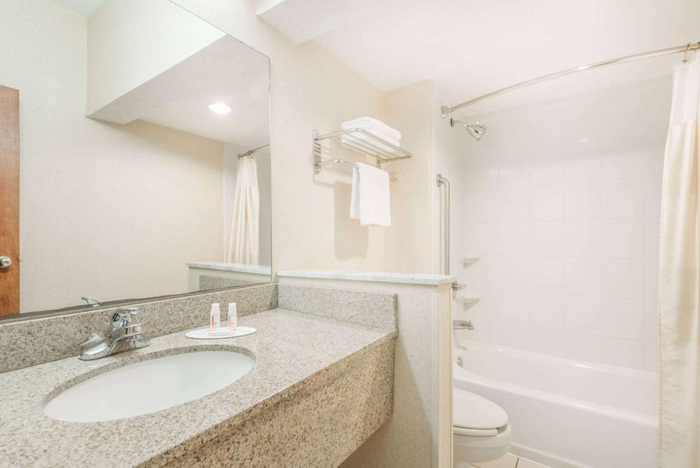Baymont by Wyndham Greensburg photo 8