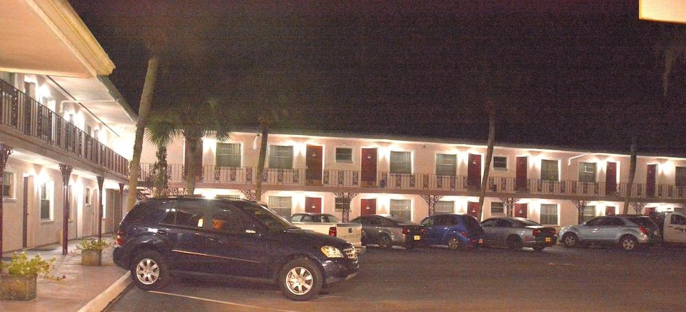 Carriage Inn Motel photo 3