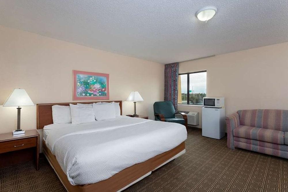 Norwood Inn & Suites by BlissPoint Post Rd Indianapolis photo 31