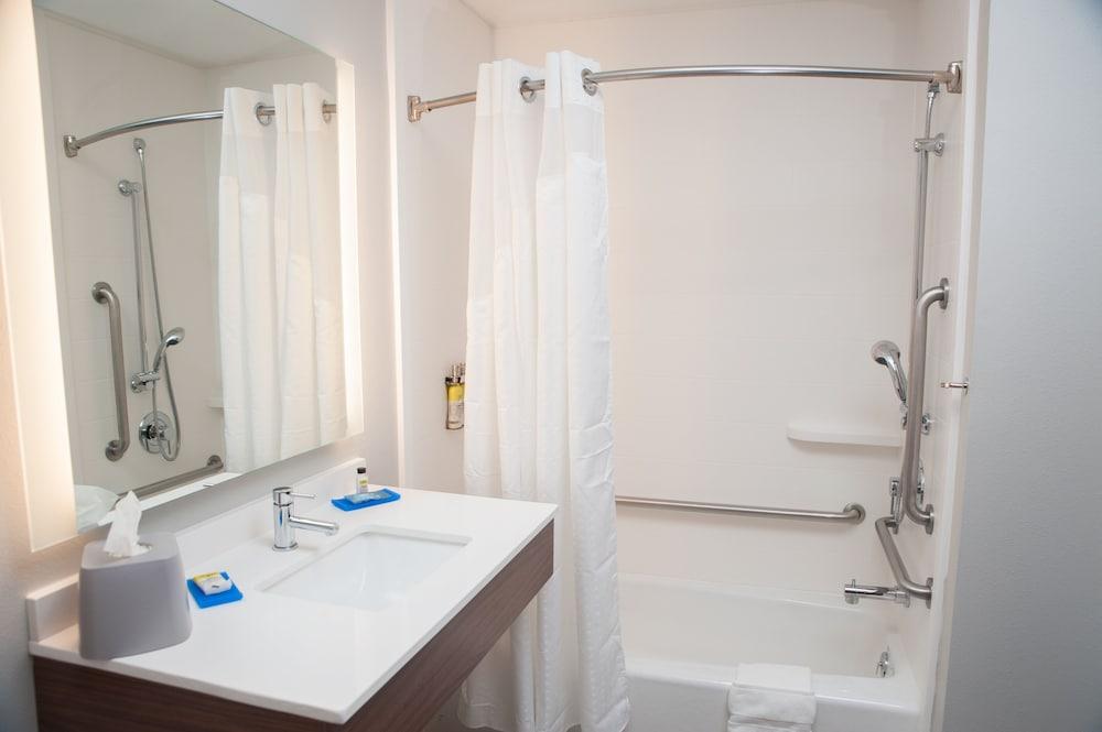 Holiday Inn Express & Suites Norfolk by IHG photo 9