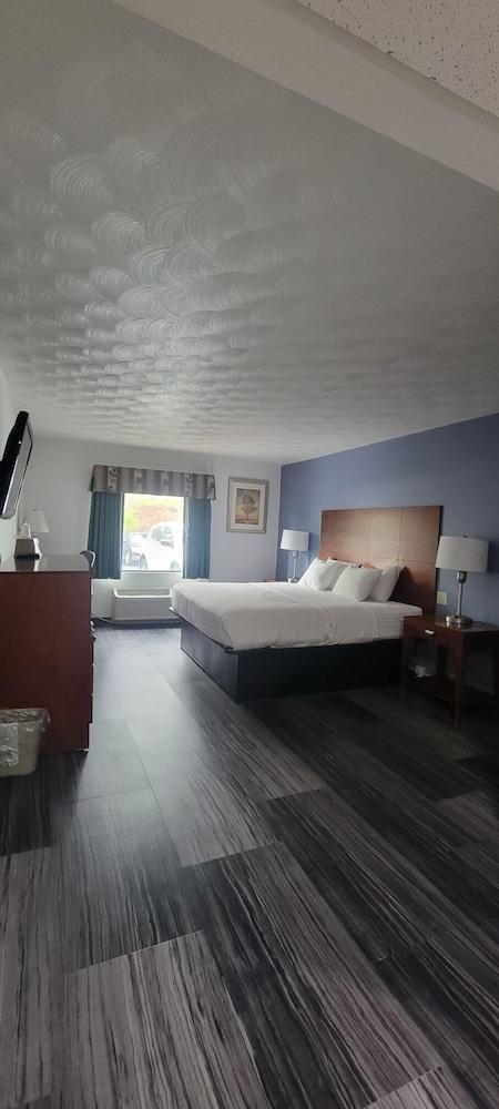 The Royal Inn & Suites photo 7