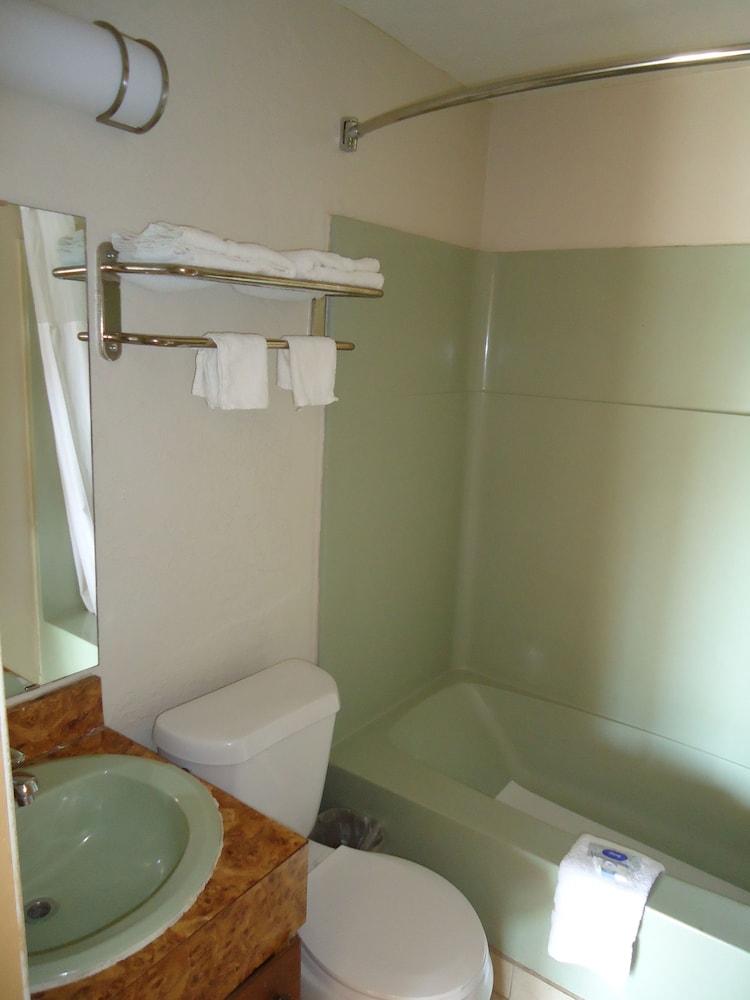 Budget Inn photo 25