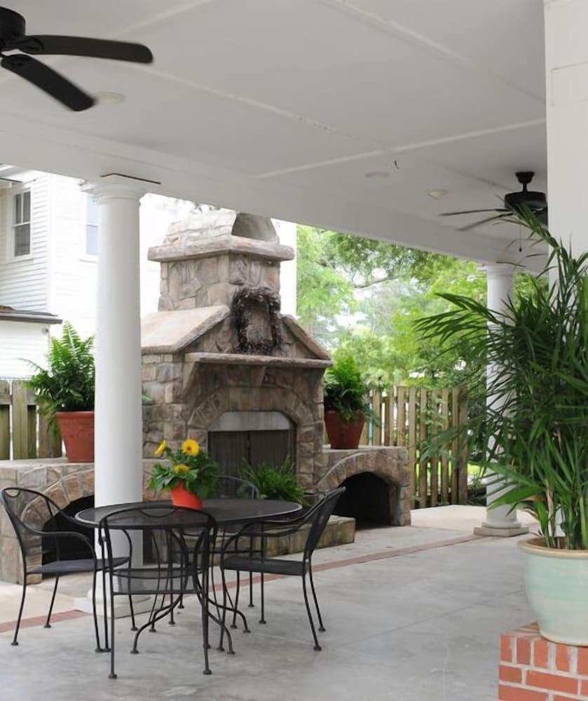 Carriage House Inn photo 29