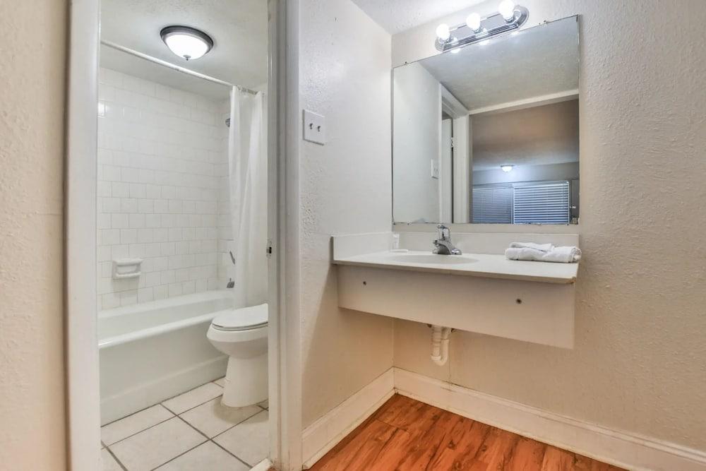 Economy Hotel Macon photo 6