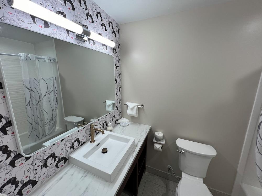 Lighthouse Inn & Suites photo 33