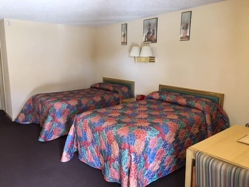 Colonade Motel photo 9