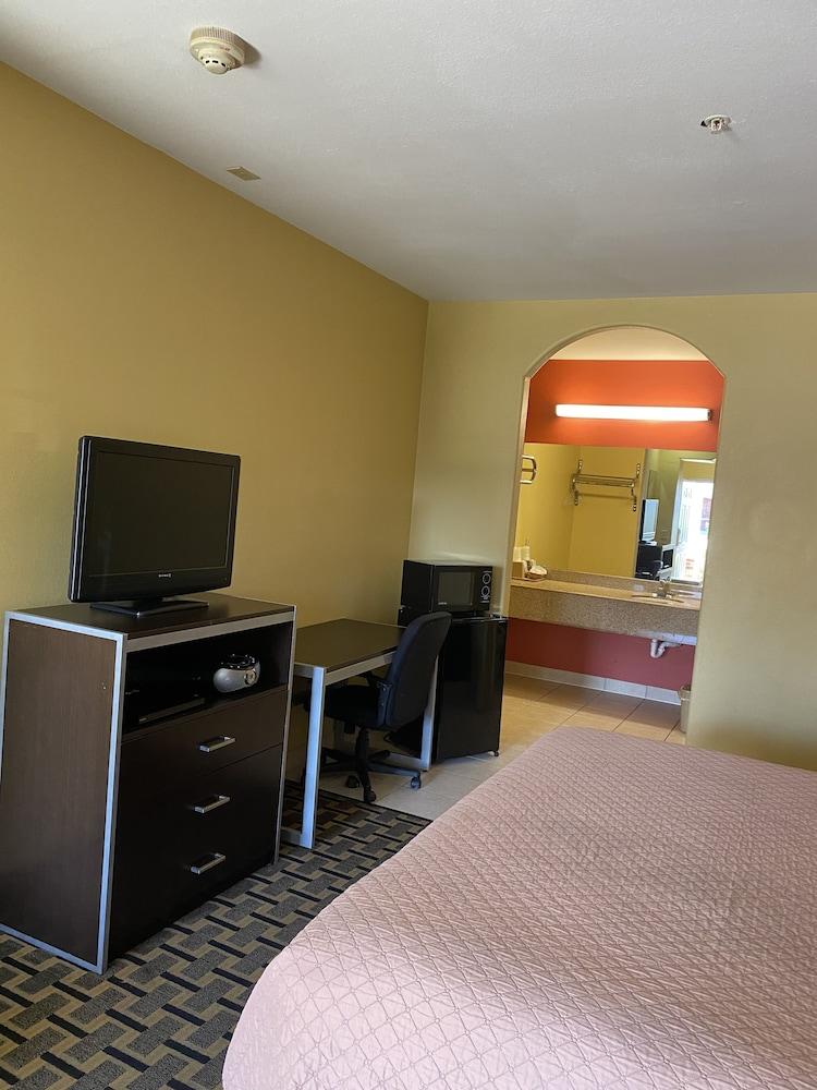Redwood Suites photo 6