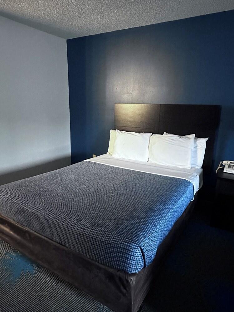 Budget Host Inn Manistique photo 12