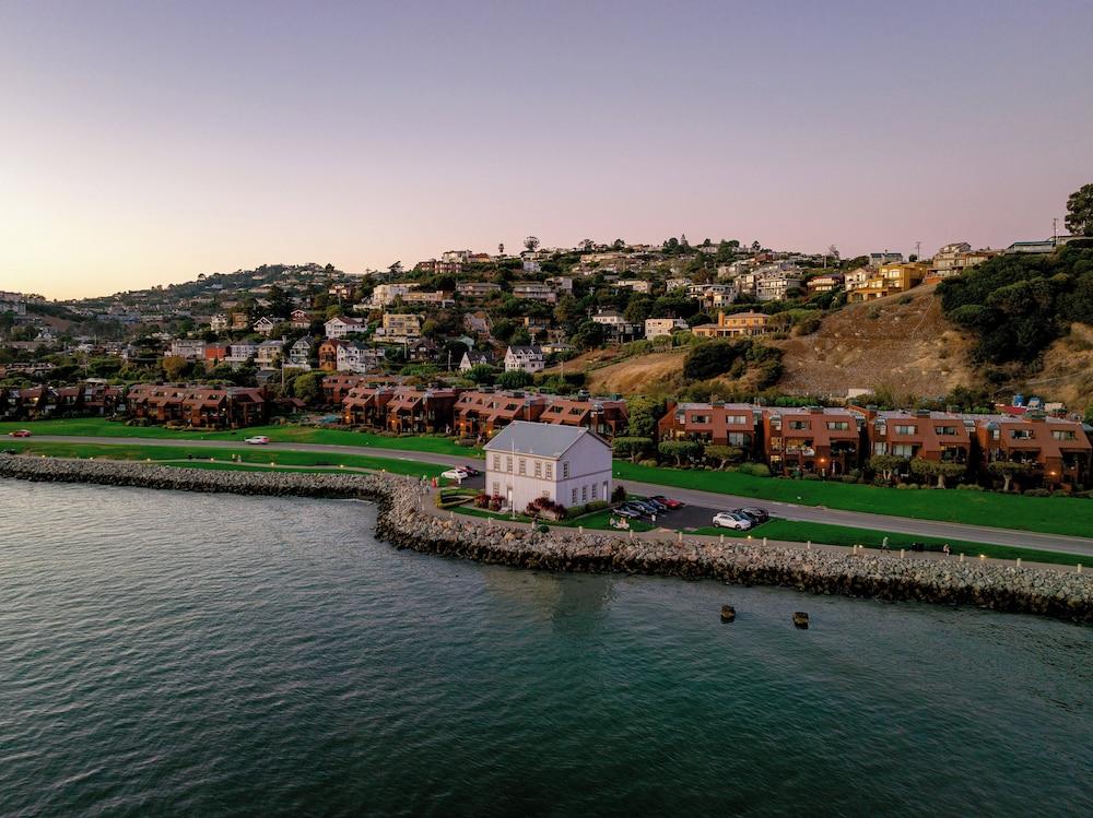 Marin Suites Hotel photo 18
