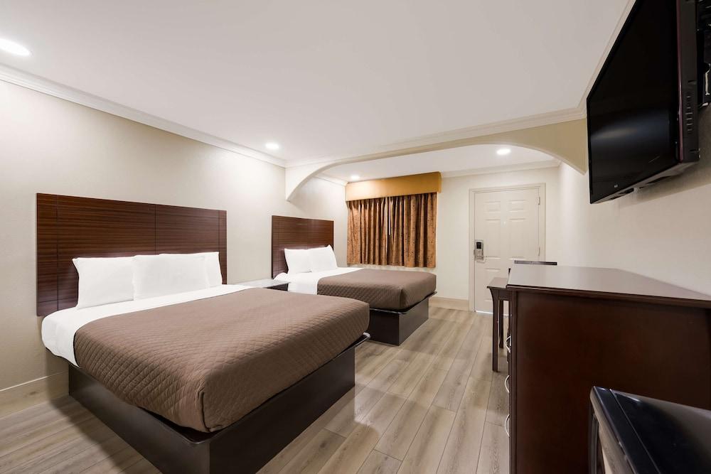 Americas Best Value Inn Houston Heights at I-45 photo 7