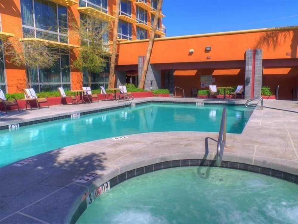 Holiday Inn Express & Suites Phoenix Midtown by IHG photo 14