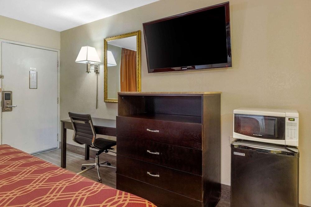 Econo Lodge Columbia Fort Jackson photo 21