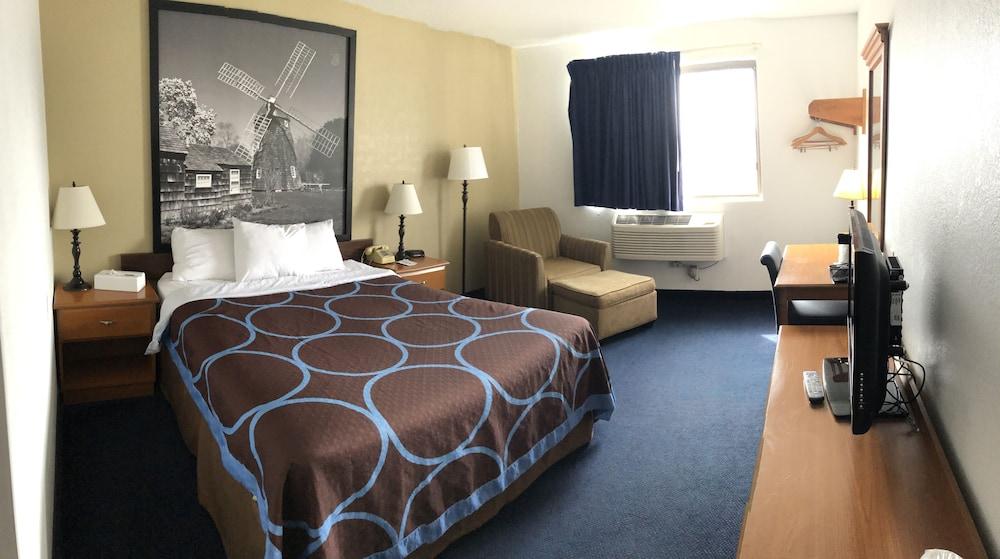 Super 8 by Wyndham Montgomery Maybrook photo 9