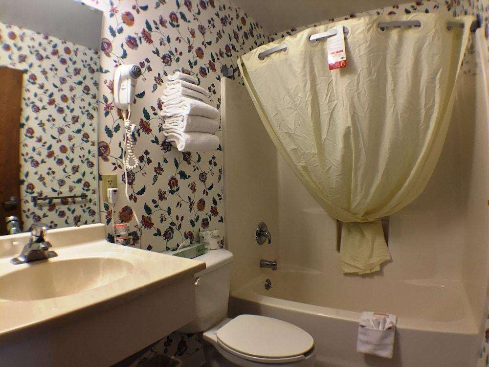 Super 8 by Wyndham Canandaigua photo 36