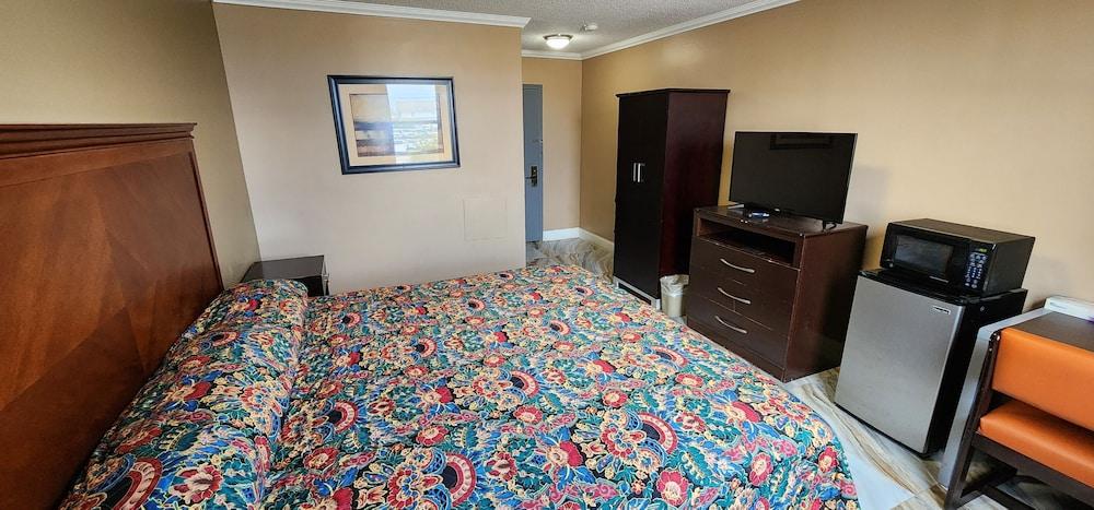 Townhouse Inn & Suites photo 9