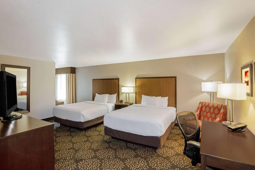 La Quinta Inn & Suites by Wyndham Las Vegas Red Rock photo 5