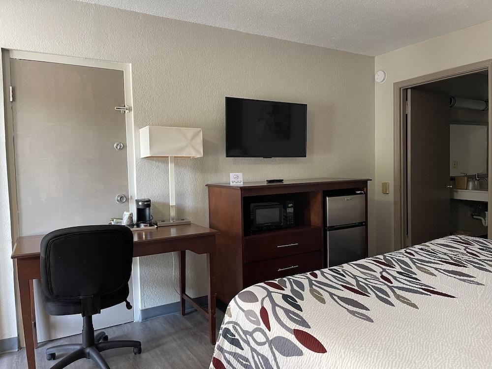 Red Roof Inn LaGrange photo 13