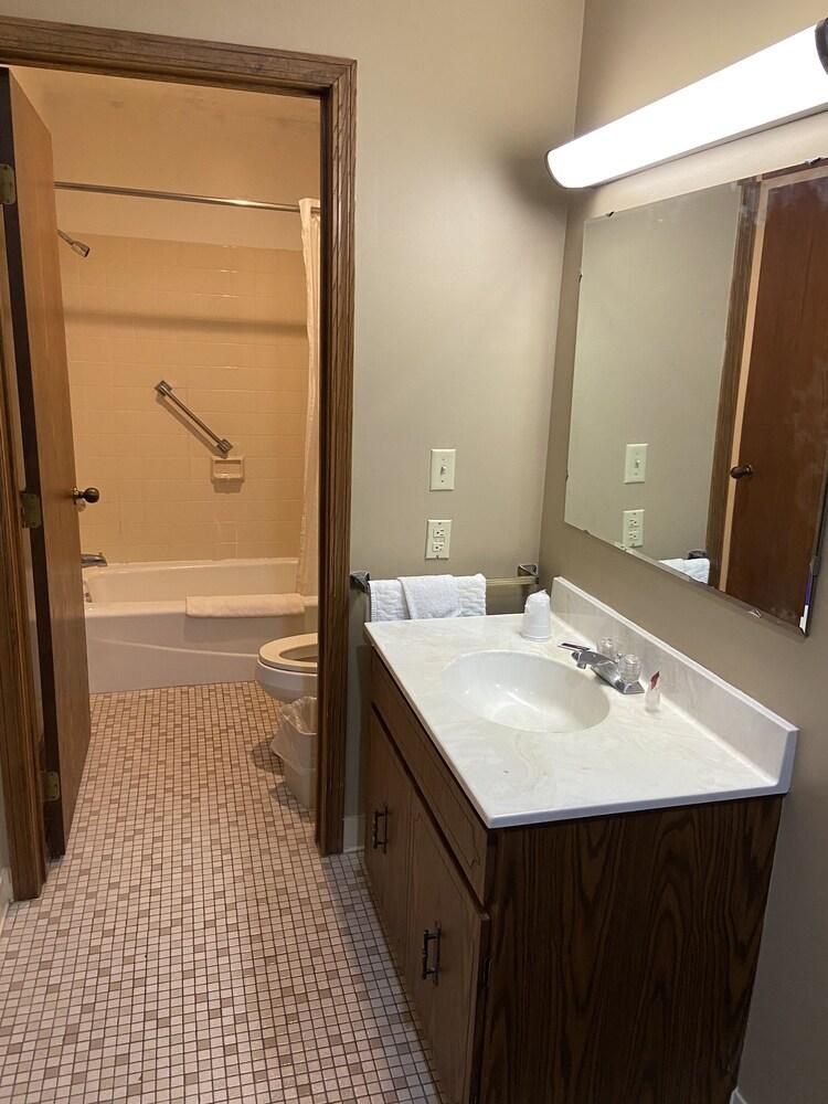 Colonial Inn Dyersville photo 43