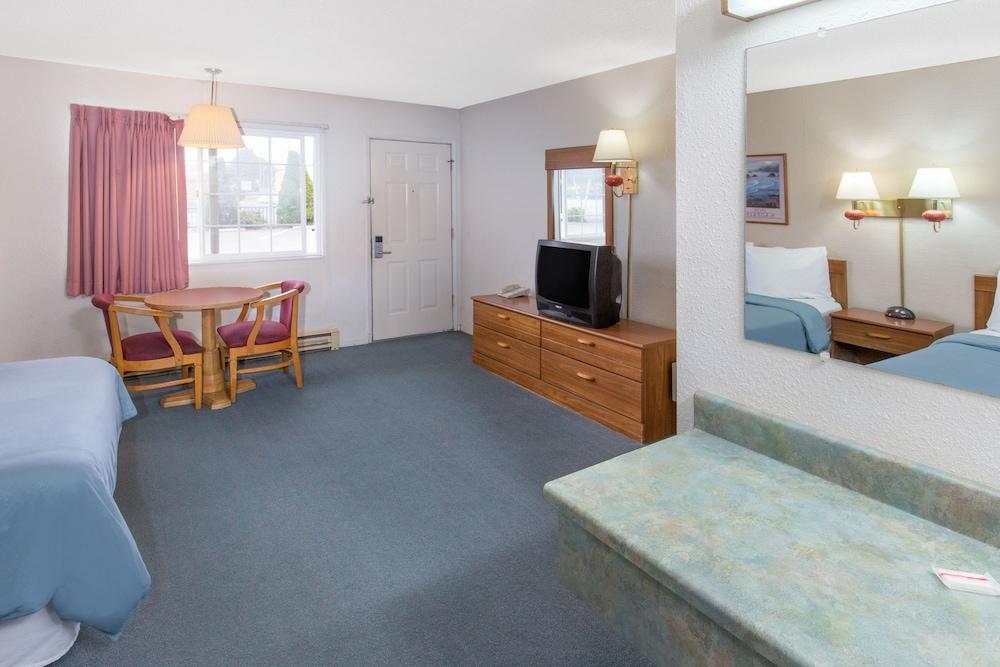 Redwood Inn photo 5