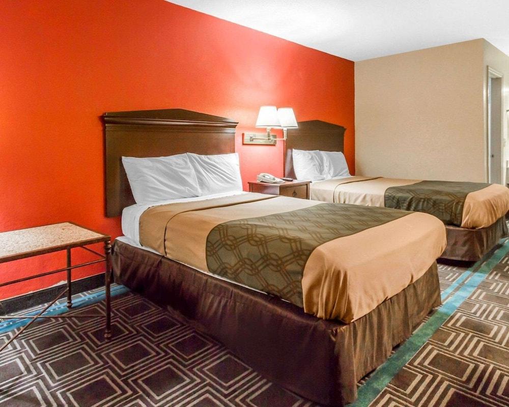 Econo Lodge Lanett photo 14