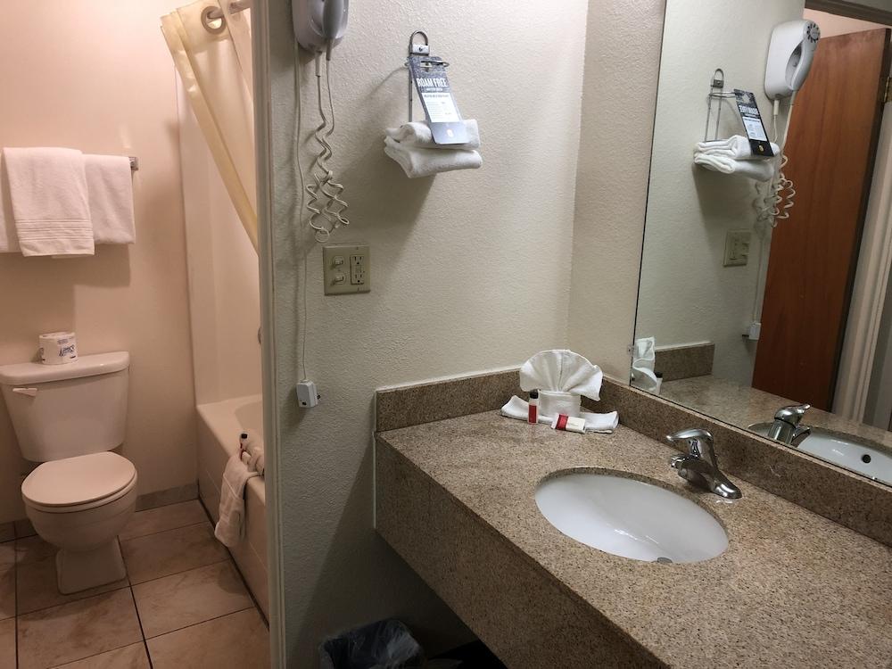 Super 8 by Wyndham Ontario photo 3