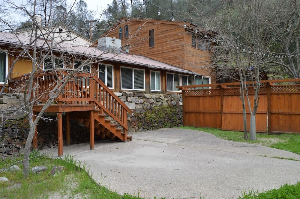Red Bud Lodge photo 15