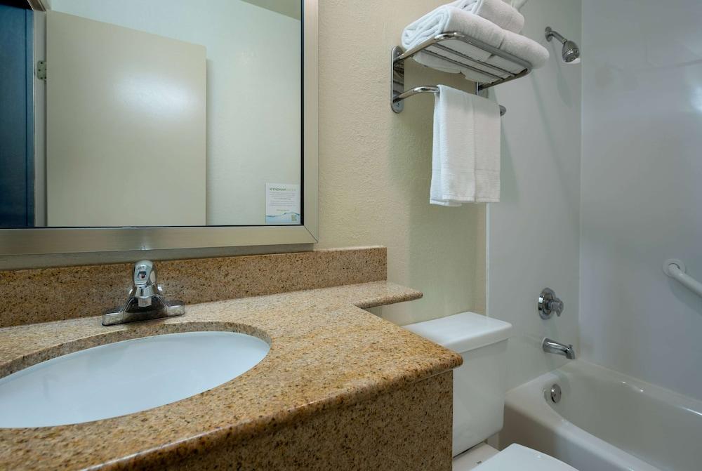 Days Inn by Wyndham Encinitas Moonlight Beach photo 9