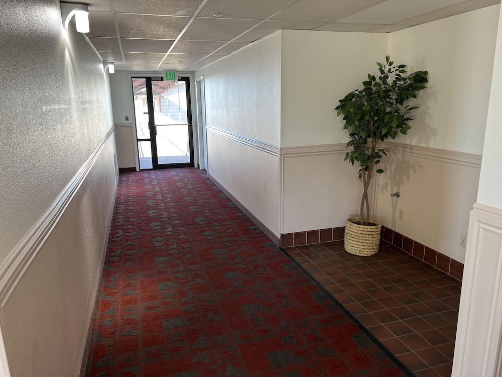 Days Inn by Wyndham Lake Point photo 3