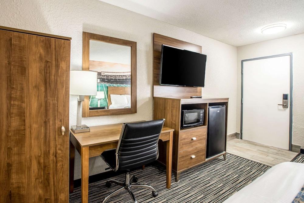 Clarion Pointe East Lansing University Area photo 6