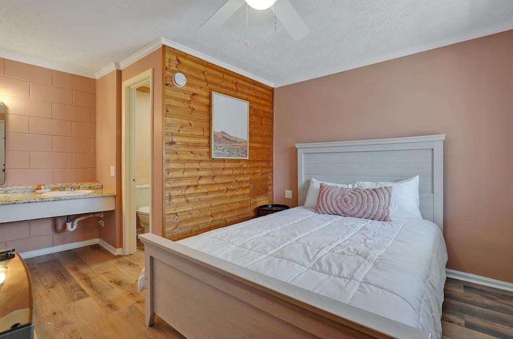 Dry Dock Inn photo 5