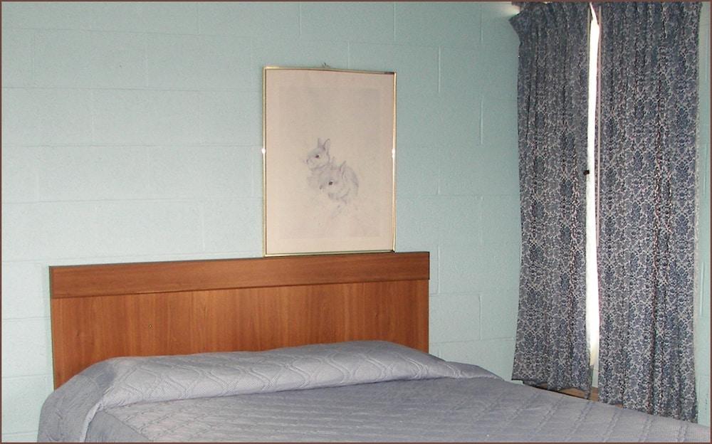 Holiday Host Motel photo 2