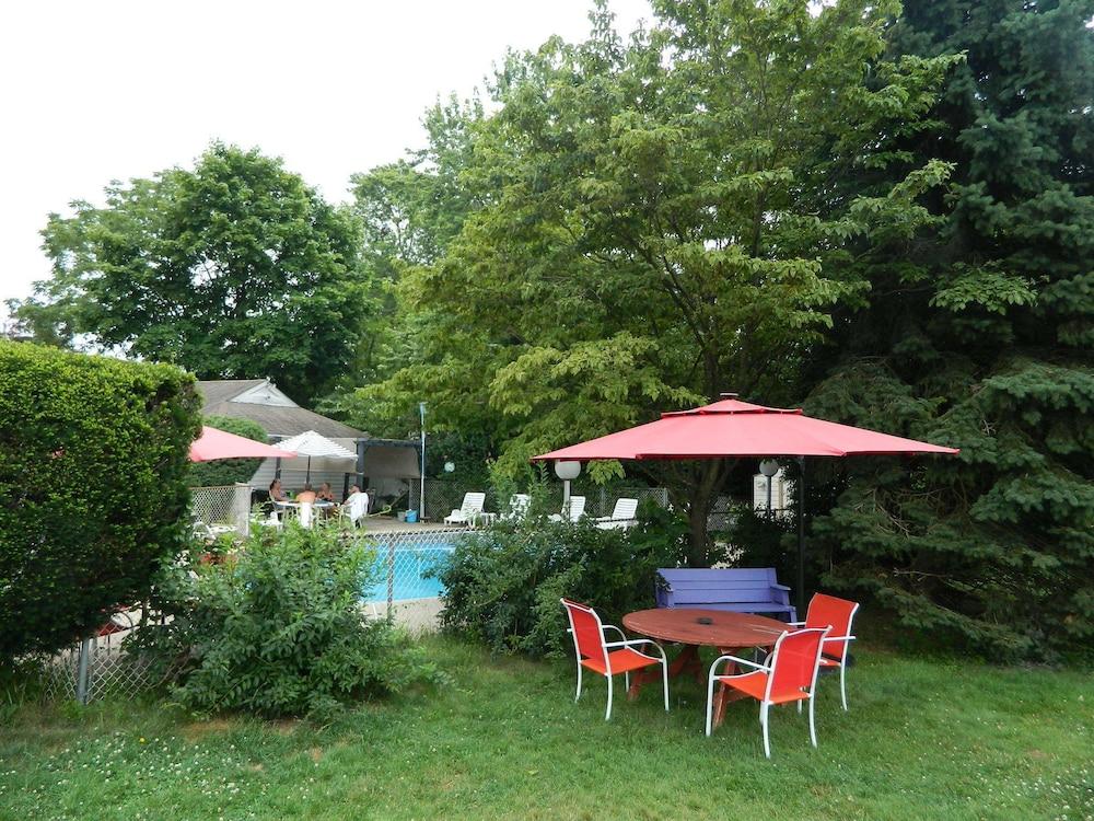 Twin Oaks Motel photo 20