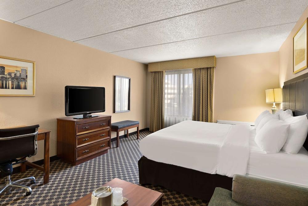 Hotel RL Cleveland Airport West photo 6