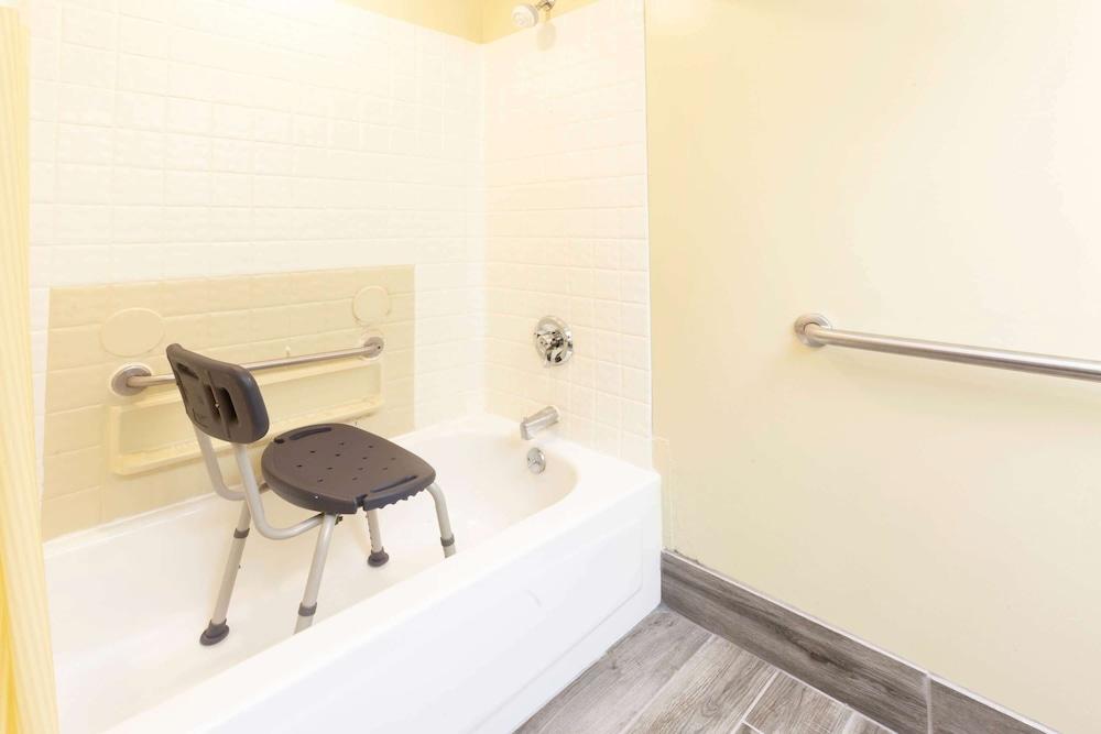 Days Inn by Wyndham Milan Sandusky South photo 12