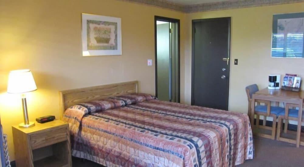 Colonial Inn Motel photo 17