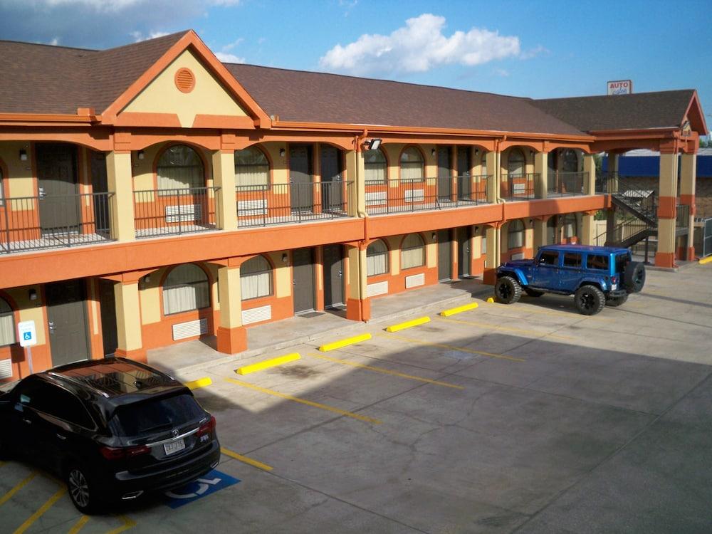 Scottish Inn & Suites photo 62