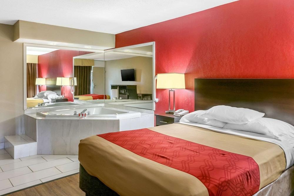 Econo Lodge Shorewood photo 12