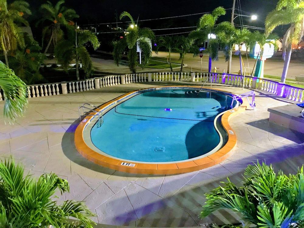 Tropical Inn & Suites photo 4