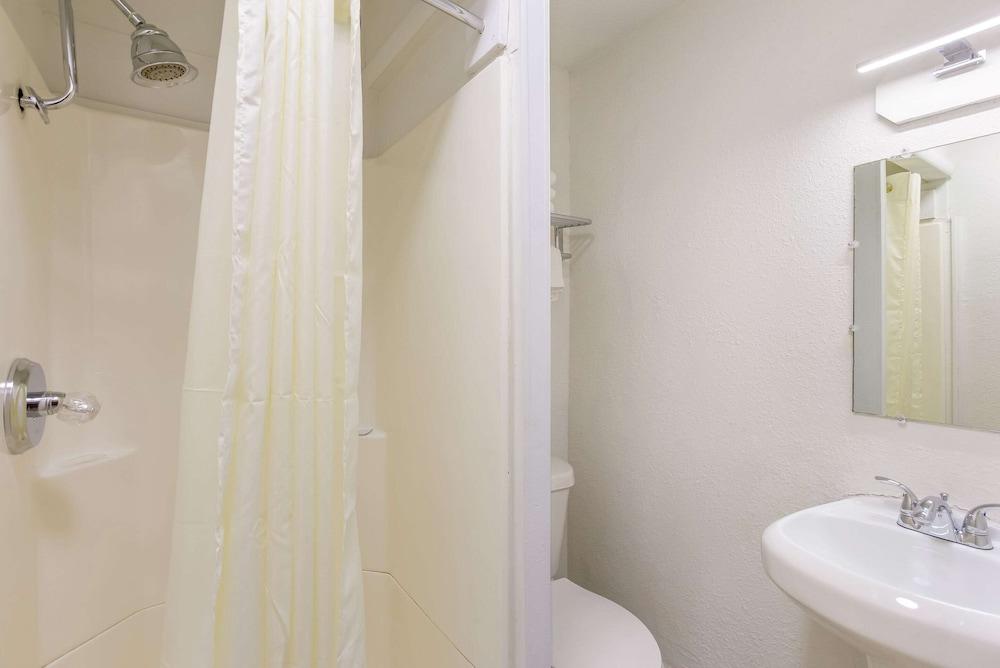 Rodeway Inn Berryville photo 20
