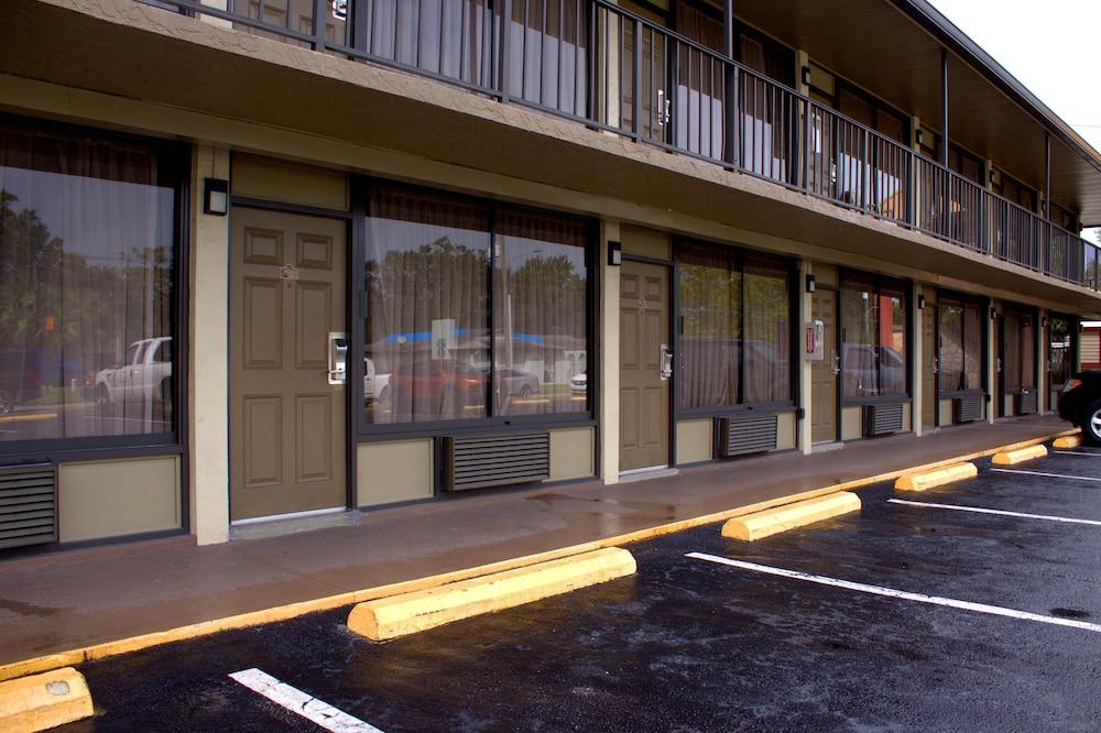 Polynesian Inn photo 1
