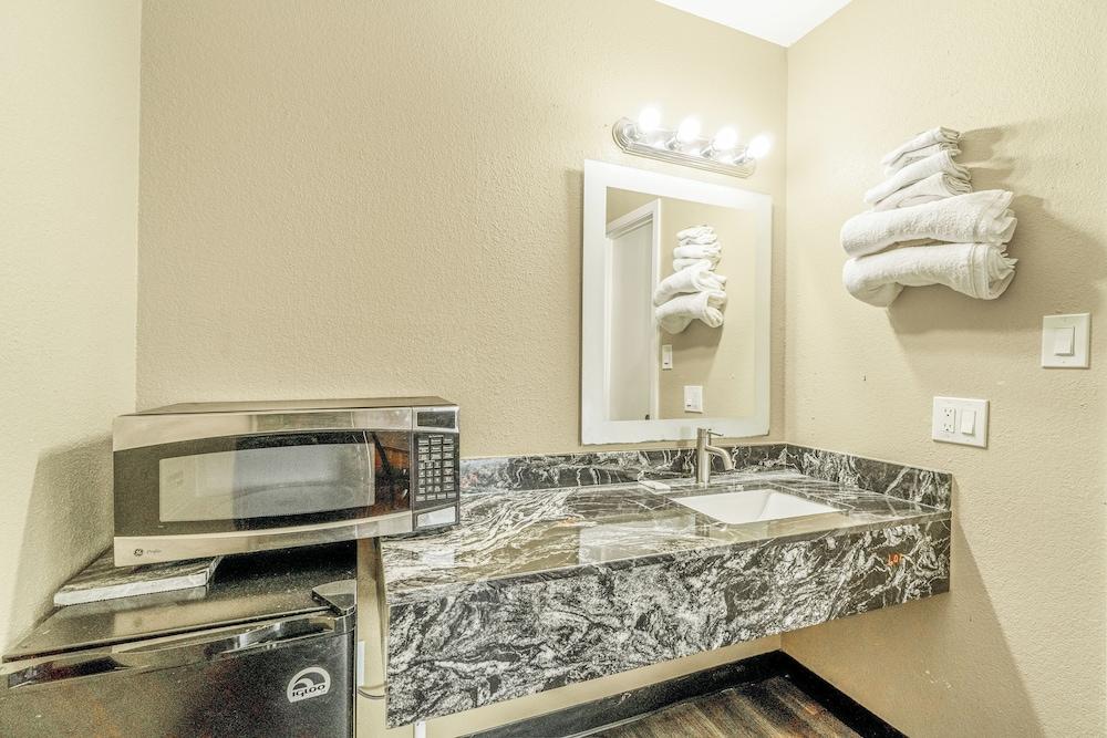 Regency Inn By OYO Rockdale TX photo 33